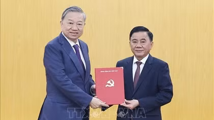 Tổng Bí thư Tô Lâm trao Quyết định phân công đồng chí Trần Cẩm Tú giữ chức Thường trực Ban Bí thư