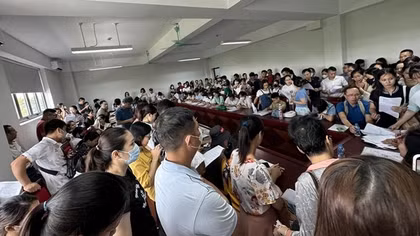 Nhà cạnh trường nhưng con không được vào học, hàng trăm phụ huynh kéo đến chất vấn