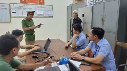 Mẫu thuẫn trong lúc nói chuyện, anh trai dùng dao chém em