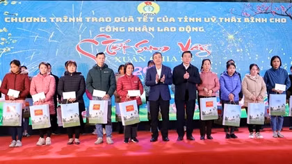 Trao quà Tết của Chủ tịch Quốc hội tặng người lao động có hoàn cảnh khó khăn