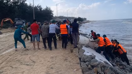 Hàng trăm người cùng đắp đá làm kè chống sạt lở bờ biển ở Huế