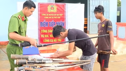 Thu hồi hàng trăm vũ khí, vật liệu nổ, công cụ hỗ trợ