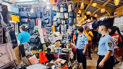 Gần 300 đồng hồ nghi giả mạo các nhãn hiệu nổi tiếng ở chợ Bến Thành