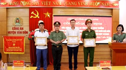 Giám đốc Công an tỉnh Quảng Ninh trao giấy khen cho các cá nhân cứu người bị đuối nước
