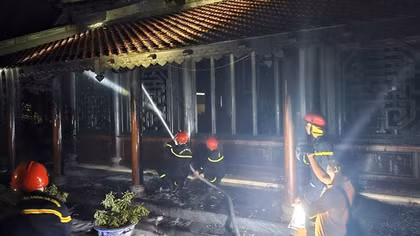 Cảnh sát nỗ lực dập tắt vụ cháy tại một ngôi chùa cổ ở Huế