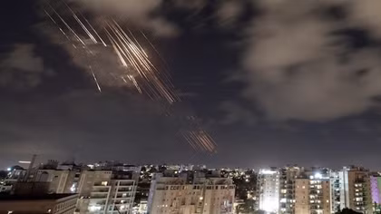 Iran dội mưa tên lửa vào Israel, ông Netanyahu thề đáp trả