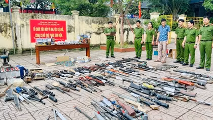 Công an Hà Tĩnh vận động nhân dân giao nộp hàng trăm khẩu súng