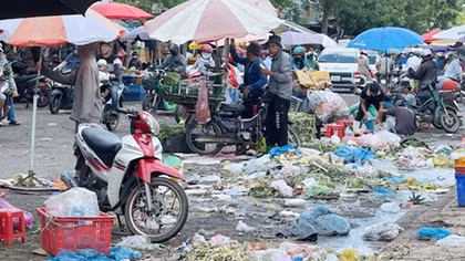 Cần giải pháp mạnh để chấm dứt nạn rác thải gây ô nhiễm xung quanh chợ đầu mối Hóc Môn