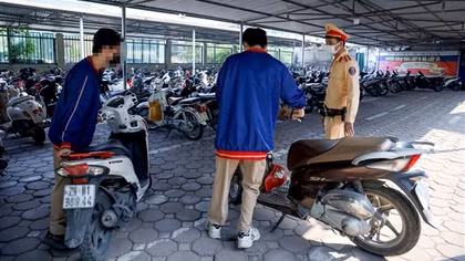 Kiểm tra đột xuất, CSGT phát hiện nhiều xe máy trên 50cc trong bãi giữ xe trường học