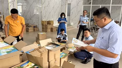Tăng cường xử phạt, áp dụng công nghệ cao để chống nạn sách giả