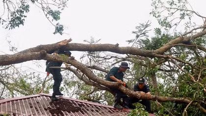 CBCS Trung tâm Huấn luyện quốc gia về phòng, chống khủng bố giúp dân khắc phục hậu quả bão số 3
