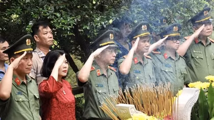 Hàng trăm đoàn khách đến thăm nhà lưu niệm và viếng mộ Đại tướng Võ Nguyên Giáp