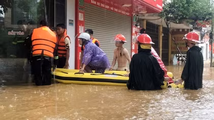 Công an Lào Cai đưa sản phụ đi cấp cứu và giúp các cháu học sinh đến nơi an toàn