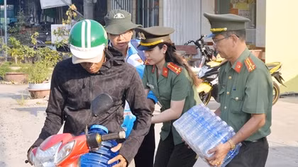 Công an tỉnh Cà Mau hỗ trợ nước cho người dân vùng khô hạn