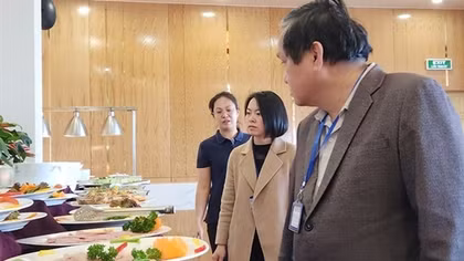 Làm rõ thức ăn ở khách sạn 4 sao có ốc sên