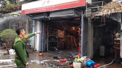 Cảnh sát kịp thời ngăn vụ cháy lan sang 4 nhà dân ở Hà Nội