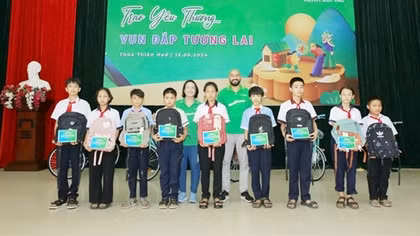 Manulife trao học bổng cho học sinh hiếu học mùa Khai trường 2024