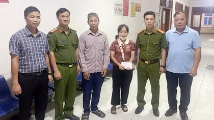 Thăm hỏi cán bộ Công an thị trấn bị thương khi làm nhiệm vụ