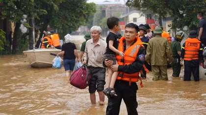 Yên Bái “báo động đỏ” tại nhiều khu vực, Công an giúp sơ tán dân khỏi vùng nguy hiểm