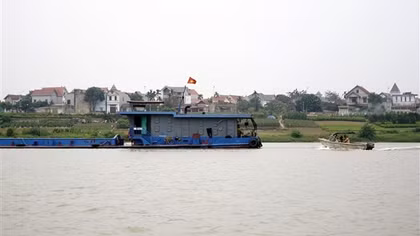 Cảnh sát đường thủy Hà Nội tuần tra sông Hồng, nhắc nhở người dân đảm bảo an toàn
