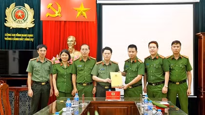 Khen thưởng Cảnh sát hình sự khám phá nhanh vụ án giết người