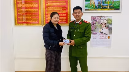 Trả tài sản cho người đánh rơi, Công an xã nhận thư cảm ơn