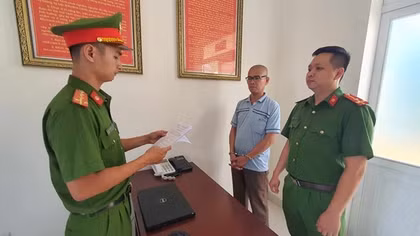 Đi nhậu về đập phá cửa, bị vợ tát nên đâm vợ rồi tự tử