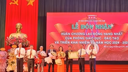 Ngành Giáo dục TP Huế đón nhận Huân chương Lao động hạng Nhất