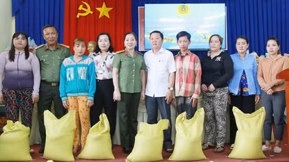 Công an tỉnh Cà Mau tặng gần 9 tấn gạo gia đình chính sách, hộ nghèo