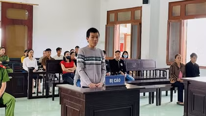 Nói chuyện với "tình địch” bằng dao, nhân viên quán nước mía lĩnh án tù