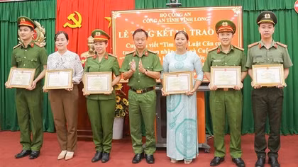 Công an Vĩnh Long trao giải cuộc thi viết tìm hiểu Luật Căn cước trong CAND