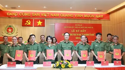 Cụm thi đua số 9 ký giao ước thi đua Vì an ninh Tổ quốc