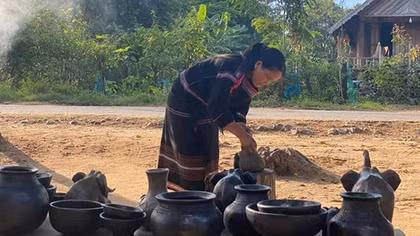 Gốm đen cổ khắc khoải hồi sinh