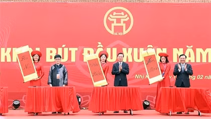 Chủ tịch nước khai bút đầu xuân tại Khu Lưu niệm Anh hùng dân tộc Nguyễn Trãi