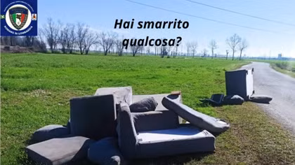 Cảnh sát Italia trả rác tận cửa cho người lén đổ trái phép