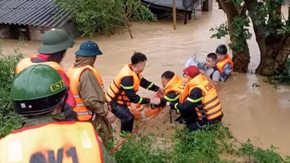 Công an huyện Chi Lăng giải cứu người dân khỏi vùng nguy hiểm