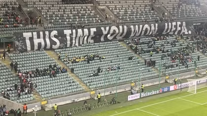 Nhóm cổ động viên căng biểu ngữ đáp trả UEFA vì bị cấm vào sân