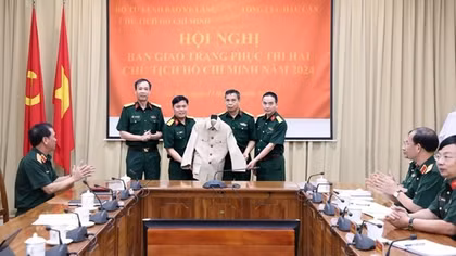 Những đường may nặng nhớ thương vị lãnh tụ kính yêu