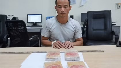 Bắt giữ đối tượng mua bán trái phép 4 bánh heroin