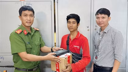 Thượng úy Công an tìm shiper trả lại gói hàng đánh rơi trị giá 37 triệu đồng