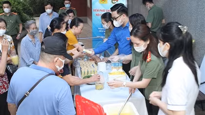 “Nồi cháo nghĩa tình” ấm lòng người bệnh