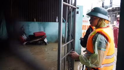 Mưa lớn kéo dài, lực lượng Công an tất bật giúp dân vùng “rốn lũ” của Đà Nẵng sơ tán