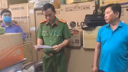 Khởi tố, bắt tạm giam 2 đối tượng buôn bán bóng đèn Rạng Đông giả