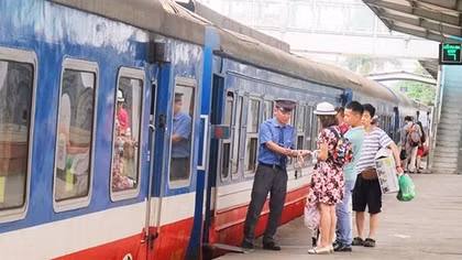 Kỳ nghỉ lễ 30/4 và 1/5: Đường sắt “cháy” vé, hàng không liên tục tăng tải