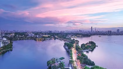 Hà Nội cho phép kinh doanh sân tập golf, bay dù lượn ở Hồ Tây