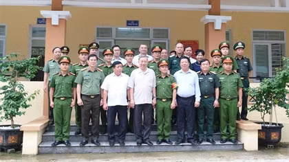 Chủ tịch nước Tô Lâm thăm, tặng quà Công an xã Trường Hà
