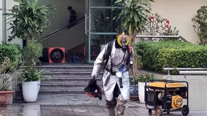 Khu chung cư bị khói đen bủa vây vì cháy phòng chứa rác
