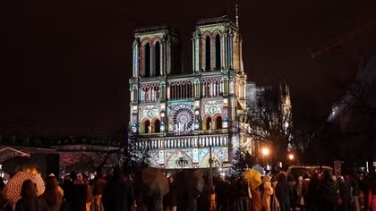 Nhà thờ Đức Bà Paris rực sáng trong ngày mở cửa trở lại