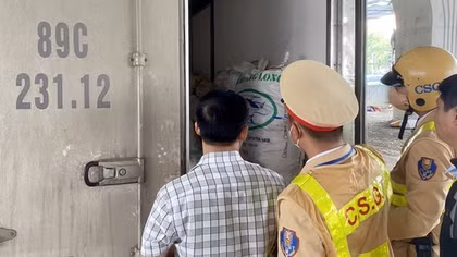Xe tải đi vào đường cấm, lộ ra chở thực phẩm bẩn