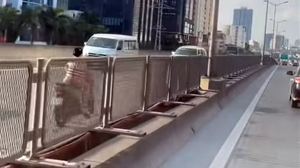 Không mũ bảo hiểm, nữ tài xế đi xe máy ngược chiều Vành đai 3 trên cao